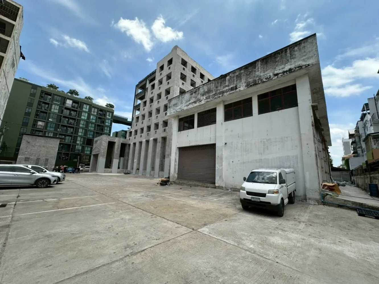 Sale/Rent Commercial Building - 🏢 โอกาสทองของนักลงทุน! ขาย/เช่า อาคารพาณิชย์ 7 ชั้น พร้อมโกดังขนาดใหญ่ | ทำเลทอง ซอยสุภาพงษ์ 3 (ใกล้ซีคอนสแควร์ & รถไฟฟ้าสายสีเหลือง) 🚀✨ Properties Srinakarin • Bangkok - Image 3