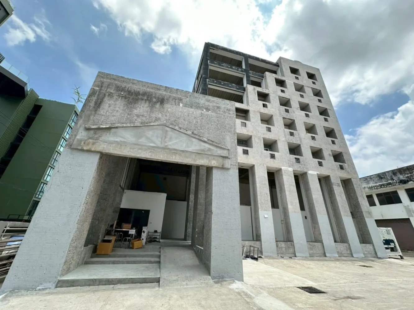 Sale/Rent Commercial Building - 🏢 โอกาสทองของนักลงทุน! ขาย/เช่า อาคารพาณิชย์ 7 ชั้น พร้อมโกดังขนาดใหญ่ | ทำเลทอง ซอยสุภาพงษ์ 3 (ใกล้ซีคอนสแควร์ & รถไฟฟ้าสายสีเหลือง) 🚀✨ Properties Srinakarin • Bangkok - Image 2