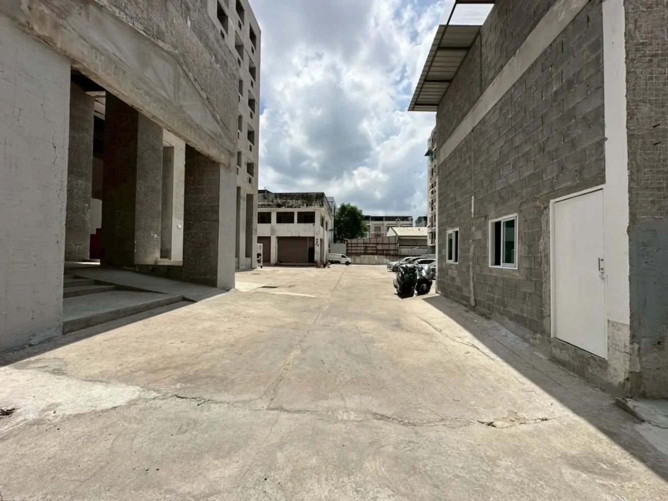 Sale/Rent Commercial Building - 🏢 โอกาสทองของนักลงทุน! ขาย/เช่า อาคารพาณิชย์ 7 ชั้น พร้อมโกดังขนาดใหญ่ | ทำเลทอง ซอยสุภาพงษ์ 3 (ใกล้ซีคอนสแควร์ & รถไฟฟ้าสายสีเหลือง) 🚀✨ Properties Srinakarin • Bangkok - Image 5