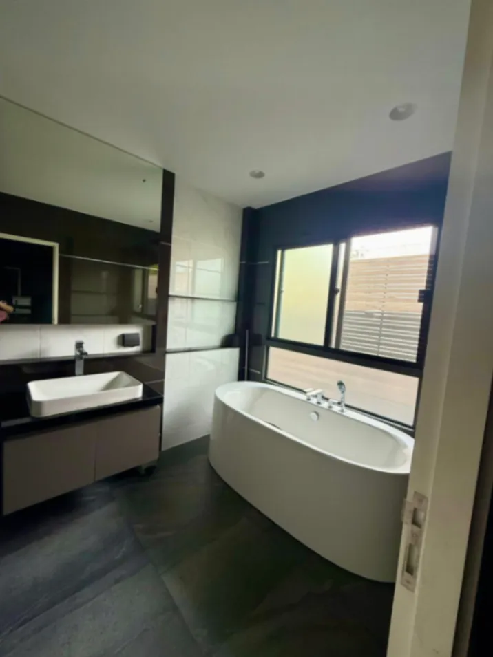 Rent Single House - [ให้เช่า] ✨ บ้านเดี่ยวหรูพร้อมอยู่ ✨ เศรษฐสิริ กรุงเทพกรีฑา 2 📍 ทำเลศักยภาพ ใกล้สวนส่วนกลาง บรรยากาศร่มรื่นเป็นส่วนตัว 🌳🍃 Properties Krungthep Kreetha • Bangkok - Image 10