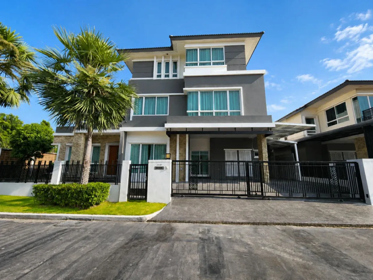 Sale/Rent Single House - หลุดขายด่วน! บ้านหรู 3 ชั้น ติด Wellington College (กรุงเทพกรีฑา) เดินไปเรียนได้เลย สภาพรีโนเวทใหม่เอี่ยม ราคาดีที่สุดในโครงการ! ✨ Properties Krungthep Kreetha • Bangkok - Image 1